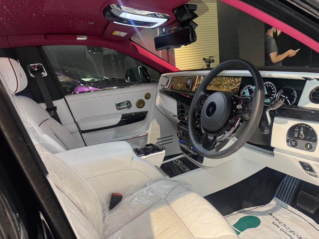 2024 Rolls-Royce Phantom exterior photo 3