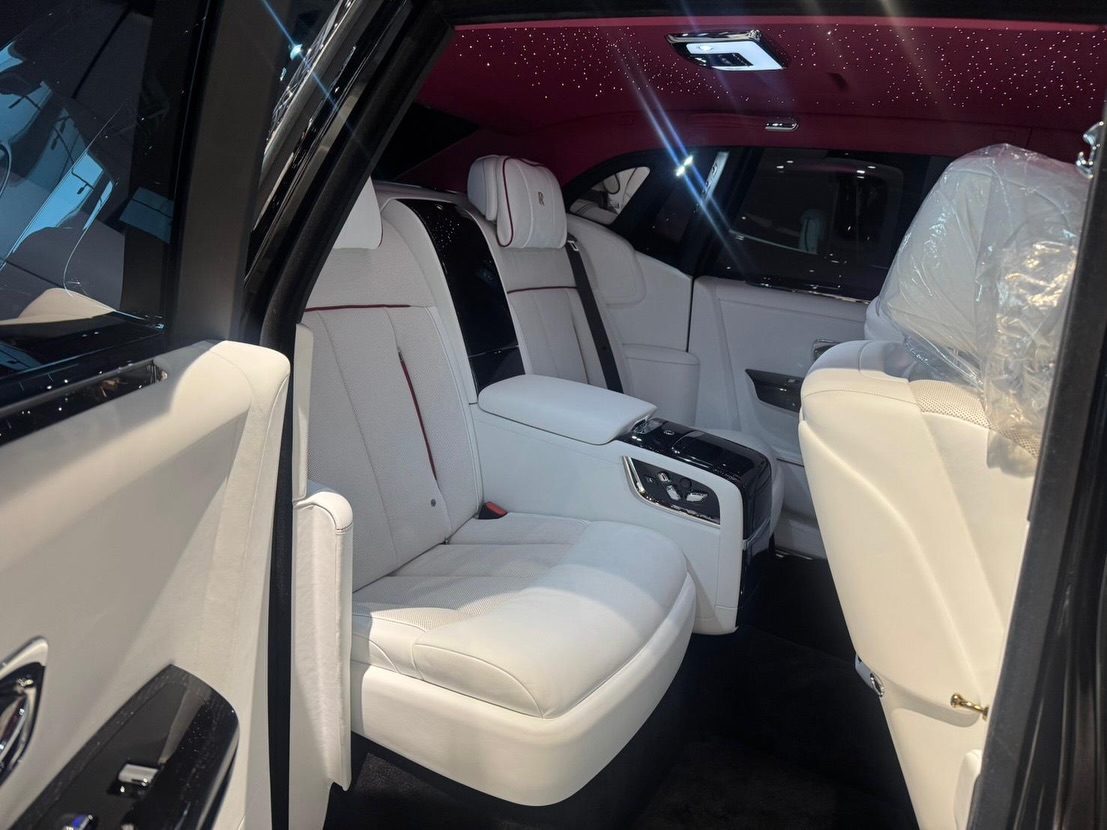 2024 Rolls-Royce Phantom exterior photo 4