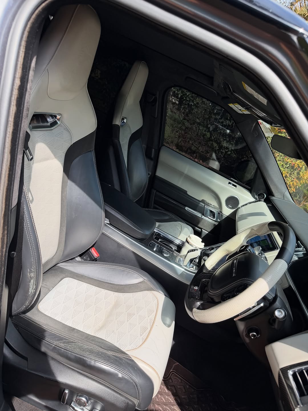 2020 Range Rover Sport SVR interior photo 2