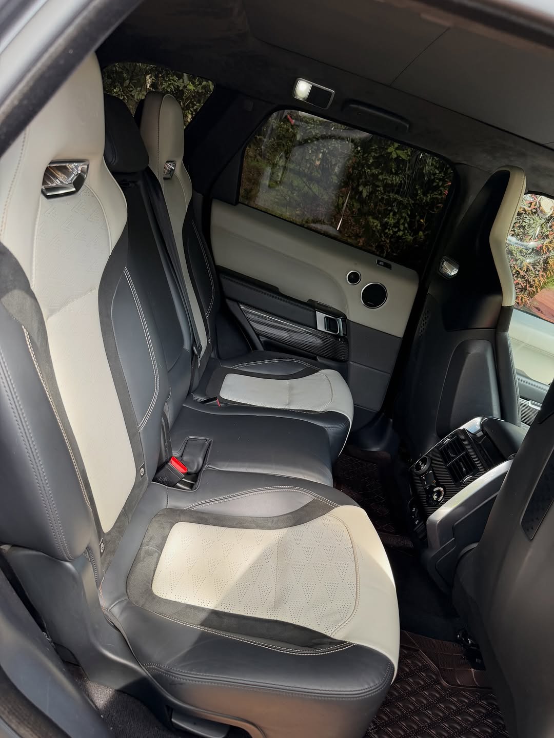 2020 Range Rover Sport SVR interior photo 3